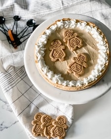 Gingerbreadwomen cookies top a delicious cheesecake (Instagram)