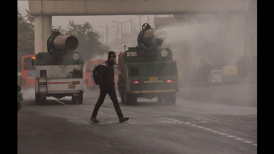 An anti-smog gun sprays water in an attempt to reduce dust pollution in Anand Vihar in Delhi on Saturday. (Sakib Ali/HT Photo)