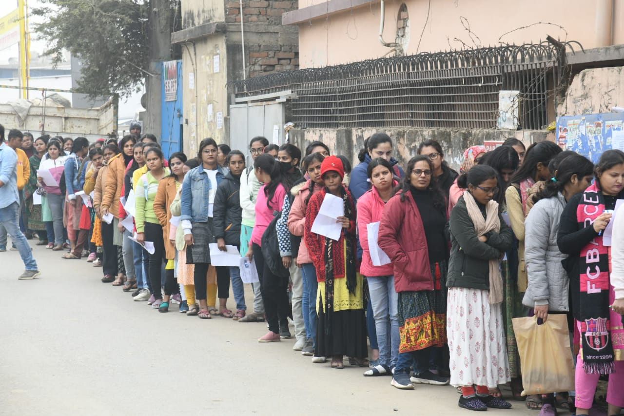 SBI Clerk Exam 2024: Students reach exam centre  (Santosh Kumar )