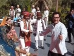 Aamir Khan dances on Tharki Chokro with Rajasthani folk artistes