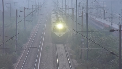 Commuters out on a cold and Foggy morning amid rising air pollution levels at Anand Vihar Railway Station in New Delhi. (Photo by Sakib Ali /Hindustan Times)