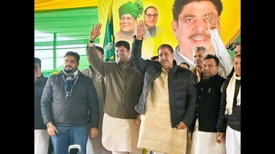 Haryana deputy chief minister Dushyant Chautala and JJP’s national president Ajay Singh Chautala at a party event on Sunday. (HT photo)