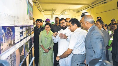 Mumbai, India – Jan 07, 2024: Maharashtra CM Eknath Shinde along with BMC commissioner Iqbal Chahal visits the Coastal Road Project Tunnel area from Priyadarshan to Marine Line, in Mumbai, India, on Sunday, Jan 07, 2024. (Photo by Bhushan Koyande/HT Photo) Mumbai, India – Jan 07, 2024: Maharashtra CM Eknath Shinde along with BMC commissioner Iqbal Chahal visits the Coastal Road Project Tunnel area from Priyadarshan to Marine Line, in Mumbai, India, on Sunday, Jan 07, 2024. (Photo by Bhushan Koyande/HT Photo)