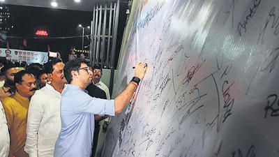 Navi Mumbai, India - Jan. 7, 2024:Aditya Thackeray visited digha railway station at Airoli in Navi Mumbai, India, on Sunday, January 7, 2024. (Photo by Bachchan Kumar/ HT PHOTO) (HT PHOTO)