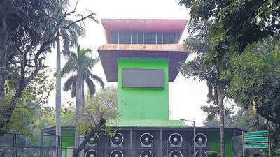 New Delhi, India - Jan. 7, 2024: A smog tower at Baba Kharak Singh Marg, Connaught Place is locked up not oprational being locked up by tech personnel resportely for its operations over a delay in salary, in New Delhi, India, on Sunday, January 7, 2024. (Photo by Sanjeev Verma/ Hindustan Times) (Hindustan Times)