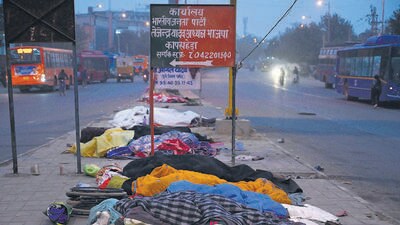 People sleep on a pavement on a cold Sunday morning in Kapashera. (Parveen Kumar/ HT photo) People sleep on a pavement on a cold Sunday morning in Kapashera. (Parveen Kumar/ HT photo)