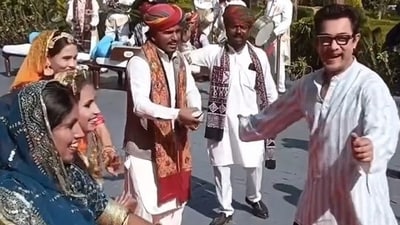 Aamir Khan dances on Tharki Chokro with Rajasthani folk artistes Aamir Khan dances on Tharki Chokro with Rajasthani folk artistes