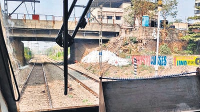 ‘Faulty signal pole’ becomes bone of contention between CR, motormen