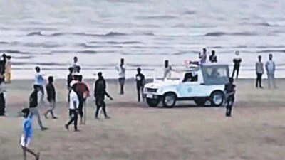 Not cricket: Cops play spoilsport at Juhu beach Not cricket: Cops play spoilsport at Juhu beach