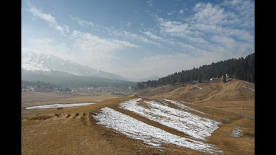 A snowless Gulmarg in north Kashmir on Monday. (Waseem Andrabi/HT) A snowless Gulmarg in north Kashmir on Monday. (Waseem Andrabi/HT)