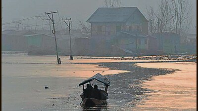 All the weather station in Kashmir recorded sub-zero temperatures on Monday. (Waseem Andrabi/HT)