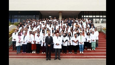 Chief guest Dr D Nageshwar Reddy and PGIMER, Chandigarh, director Dr Vivek Lal with the newly enrolled resident doctors after inauguration of the new academic session on Monday. (HT Photo)