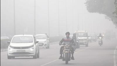 Commuters braving the chill and fog in Chandigarh on Monday morning. (Keshav Singh/HT) Commuters braving the chill and fog in Chandigarh on Monday morning. (Keshav Singh/HT)