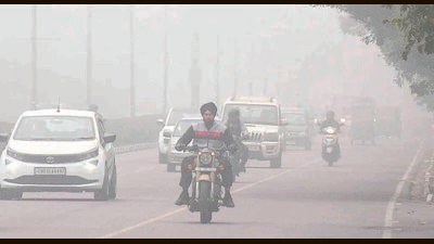 Commuters on their way amid the foggy weather in Chandigarh in Monday morning. Until 8.30 am, visibility ranged between 150 and 170 metres. It improved to 700 metres by 11 am. (Keshav Singht/HT) Commuters on their way amid the foggy weather in Chandigarh in Monday morning. Until 8.30 am, visibility ranged between 150 and 170 metres. It improved to 700 metres by 11 am. (Keshav Singht/HT)