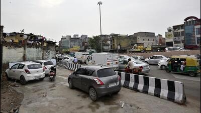 Commuting from end to end on Pankha Road can take up to 40 minutes during rush hour. (Biplov Bhuyan/HT PHOTO)