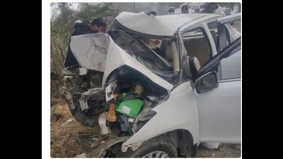 Dabwali city SHO Salender Kumar said Banwari Lal’s father-in-law had died and he along with three others was coming in a car from Ganganagar and two of his relatives — Krishan Lal and his wife Chander Kala joined them from Hanumangarh. The speedy car rammed into a tree near Shergarh village in Dabwali. (HT photo)