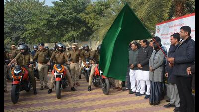 Deputy CM Dushyant Chautala flagged off 40 fire fighting motorcycles at Panchkula on Monday. (Sant Arora /Hindustan Times) Deputy CM Dushyant Chautala flagged off 40 fire fighting motorcycles at Panchkula on Monday. (Sant Arora /Hindustan Times)