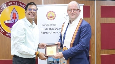 Director of IIT Madras, Prof. V. Kamakoti presenting a memento to Prof. Iain Martin, Vice-Chancellor of Deakin University.
