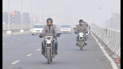 Meteorology experts have issued an orange alert for dense fog on Tuesday, signaling potentially hazardous visibility conditions. However, they predict an improvement in weather conditions in the subsequent days. (Gurpreet Singh/HT)