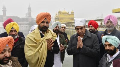 Newly appointed Punjab Congress affairs in-charge Devendra Yadav (right) with Punjab Pradesh Congress Committee (PPCC) president Amarinder Singh Raja Warring with party leaders after paying obeisance at Golden Temple in Amritsar. (Sameer Sehgal/HT) Newly appointed Punjab Congress affairs in-charge Devendra Yadav (right) with Punjab Pradesh Congress Committee (PPCC) president Amarinder Singh Raja Warring with party leaders after paying obeisance at Golden Temple in Amritsar. (Sameer Sehgal/HT)