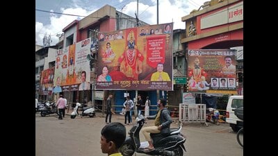 On Friday, a team from the Hadapsar ward office of the sky and sign department rushed to Hadapsar-Saswad road at Bhekrai Nagar (Phursungi village) to take action on illegal hoardings. (HT PHOTO) On Friday, a team from the Hadapsar ward office of the sky and sign department rushed to Hadapsar-Saswad road at Bhekrai Nagar (Phursungi village) to take action on illegal hoardings. (HT PHOTO)