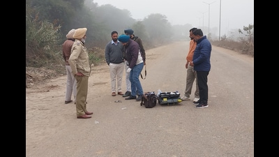 Police and forensic experts near the spot where the bodies were found. The victims remain unidentified. (HT Photo) Police and forensic experts near the spot where the bodies were found. The victims remain unidentified. (HT Photo)