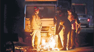 The minimum temperature on Monday dropped to 5.3°C, down from 8.2°C the day before. (Sunil Ghosh/HT Photo) The minimum temperature on Monday dropped to 5.3°C, down from 8.2°C the day before. (Sunil Ghosh/HT Photo)