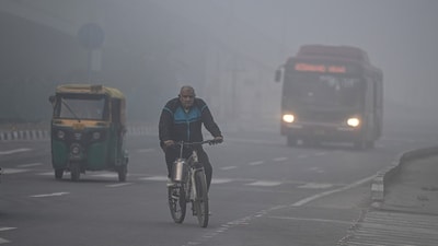 Commuters out at NH 24 near Akshardham Temple on a smoggy morning amid rising air pollution levels Delhi NCR. (Photo by Sanjeev Verma/ Hindustan Times) (Hindustan Times)