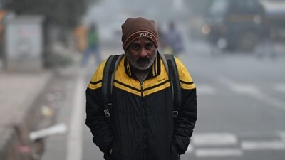 Commuters out on a cold and smoggy Monday morning at Okhla, New Delhi. (Sunil Ghosh/HT Photo)