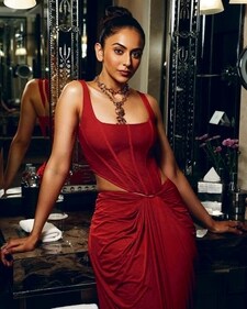 Rakul Preet Singh in a sizzling red corset blouse (Photo: Instagram) Rakul Preet Singh in a sizzling red corset blouse (Photo: Instagram)