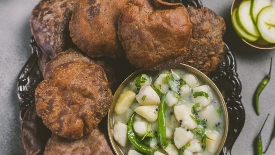 Kuttu Puri: Kuttu puri, also known as buckwheat puri, is a popular fasting food consumed during Pradosh Vrat and other Hindu fasting occasions. It is made using kuttu flour (buckwheat flour), water, and sometimes a small amount of sendha namak (rock salt) as regular salt is avoided during fasting.&nbsp;&nbsp;(Pinterest)