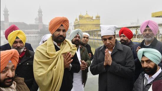 Newly appointed Punjab Congress affairs in-charge Devendra Yadav (right) with Punjab Pradesh Congress Committee (PPCC) president Amarinder Singh Raja Warring with party leaders after paying obeisance at Golden Temple in Amritsar. (Sameer Sehgal/HT)