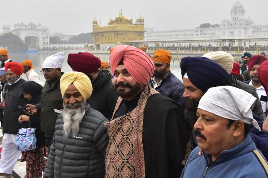 Former Punjab Congress president Navjot Singh Sidhu with supporters at Golden Temple. (Sameer Sehgal/HT) Former Punjab Congress president Navjot Singh Sidhu with supporters at Golden Temple. (Sameer Sehgal/HT)