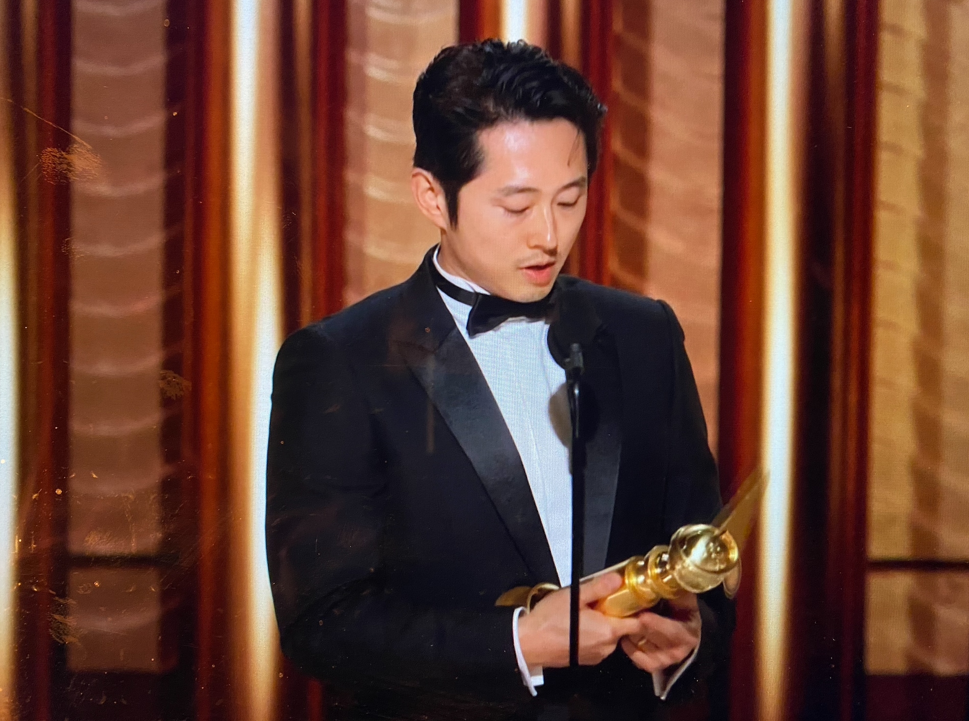 Steven Yeun with his award.