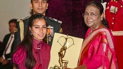 The image shows Sheetal Devi receiving the Arjuna Award from President Droupadi Murmu. (Instagram/@yuvisofficial)