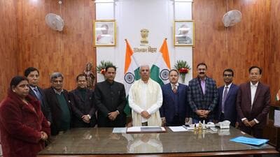 Bihar governor Rajendra Vishwanath Arlekar with vice chancellors. (HT) Bihar governor Rajendra Vishwanath Arlekar with vice chancellors. (HT)
