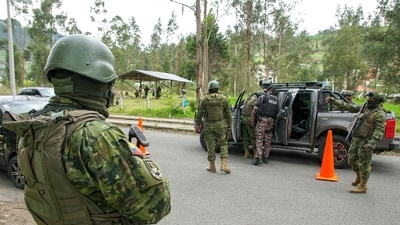 Soldiers check cars during a security operation on the alternative road to the Turi prison, in Cuenca, Ecuador, on January 9, 2024. (AFP) Soldiers check cars during a security operation on the alternative road to the Turi prison, in Cuenca, Ecuador, on January 9, 2024. (AFP)