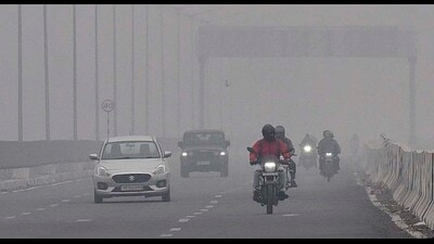 Ludhiana woke up to misty weather on Tuesday as the drizzle-like phenomenon intensified the already chilly conditions prevailing in the region. The maximum temperature in the city hovered at 11 degrees Celsius, while the minimum remained at 7.6 degrees Celsius. (Gurpreet Singh/HT)