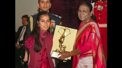 President Droupadi Murmu presents Arjuna Award to para-archer Sheetal Devi during the National Sports and Adventure Awards 2023 at the Rashtrapati Bhavan in New Delhi on Tuesday. (PTI)