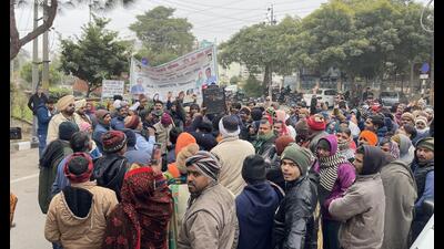 The protest ended after street vendors were assured by senior MC officials. (HT Photo)