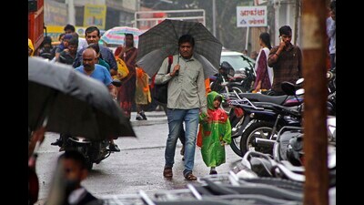 There was a significant drop in daytime temperature, and dense fog and chilly weather were experienced in many areas due to a huge moisture incursion in the city. In many areas, humidity was recorded between 92 and 100%. (RAVINDRA JOSHI/ HT PHOTO) There was a significant drop in daytime temperature, and dense fog and chilly weather were experienced in many areas due to a huge moisture incursion in the city. In many areas, humidity was recorded between 92 and 100%. (RAVINDRA JOSHI/ HT PHOTO)