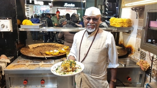 Hardayal Maurya ‘Chotu’ showcasing basket chaat at Royal Cafe (Deep Saxena/HT) Hardayal Maurya ‘Chotu’ showcasing basket chaat at Royal Cafe (Deep Saxena/HT)