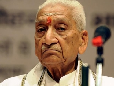 Ashok Singhal had been the supremo of Vishwa Hindu Parishad and one of the longest serving senior Rashtriya Swayamsevak Sangh (RSS) leaders. He was hospitalised because of pneumonia. (HT Photo) Ashok Singhal had been the supremo of Vishwa Hindu Parishad and one of the longest serving senior Rashtriya Swayamsevak Sangh (RSS) leaders. He was hospitalised because of pneumonia. (HT Photo)