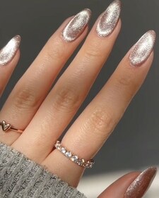 Champagne velvet nails (Photo: Instagram) Champagne velvet nails (Photo: Instagram)