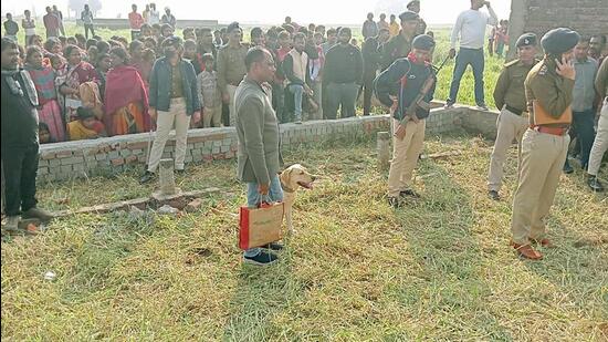 Police team at the crime scene at Phulwarisharif in Patna. (Santosh Kumar/HT)