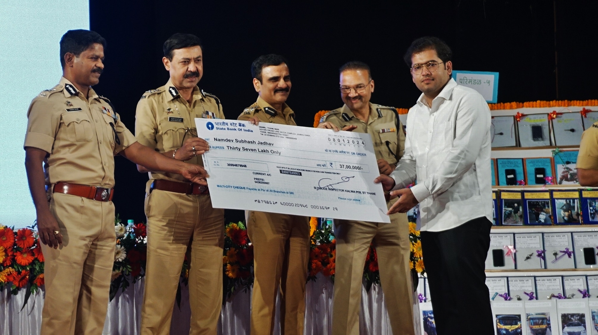 On the occasion of Police Foundation Day, Thane Police has recovered the stolen goods and jewelery of the citizens and returned them to the citizens ,in Thane, in Mumbai, India, on, Monday, January ,08, 2024. (Praful Gangurde / HT Photo) On the occasion of Police Foundation Day, Thane Police has recovered the stolen goods and jewelery of the citizens and returned them to the citizens ,in Thane, in Mumbai, India, on, Monday, January ,08, 2024. (Praful Gangurde / HT Photo)