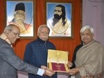 RSS Chief Mohan Bhagwat receives the invitation to the Ram Mandir Pran Pratishtha ceremony RSS Chief Mohan Bhagwat receives the invitation to the Ram Mandir Pran Pratishtha ceremony