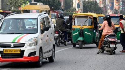 Noida, India- December 20, 2023: People driving on the wrong side of the road in Sector 76 to 50. December 20, 2023. (Photo by Sunil Ghosh / Hindustan Times) Noida, India- December 20, 2023: People driving on the wrong side of the road in Sector 76 to 50. December 20, 2023. (Photo by Sunil Ghosh / Hindustan Times)