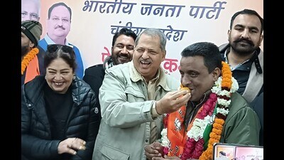 Chandigarh BJP president Jatinder Pal Malhotra (Centre) welcoming AAP councillor Lakhbir Singh Billu in the party fold. (HT Photo) Chandigarh BJP president Jatinder Pal Malhotra (Centre) welcoming AAP councillor Lakhbir Singh Billu in the party fold. (HT Photo)
