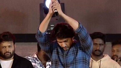 Mahesh Babu joined his hands in a symbol of respect for his fans at the event in Guntur Mahesh Babu joined his hands in a symbol of respect for his fans at the event in Guntur
